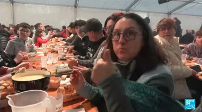 2177公斤！法国巨型奶酪火锅打破吉尼斯纪录