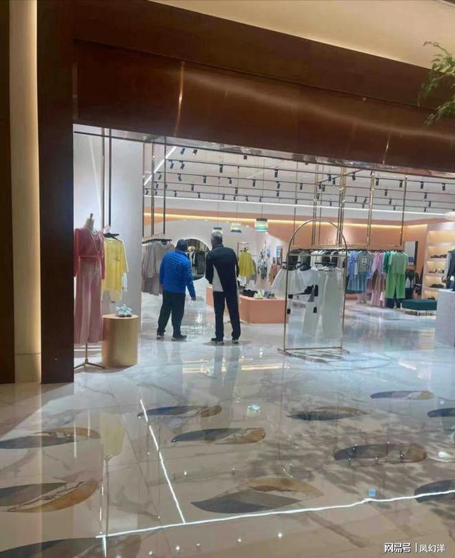 最新！刘国梁秦志戬一起现身女装店看衣服网友：国乒“新CP”(图1)