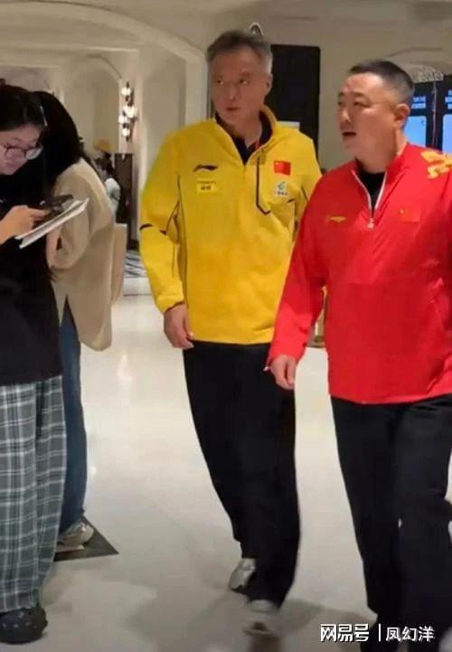 最新！刘国梁秦志戬一起现身女装店看衣服网友：国乒“新CP”(图3)