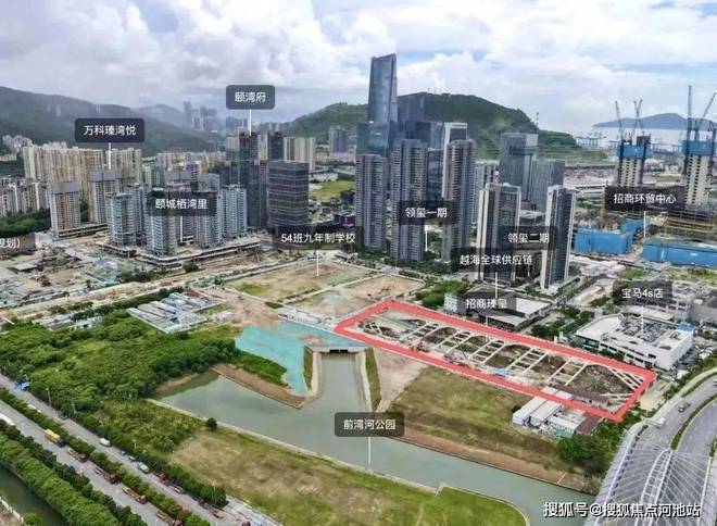 招商领玺四期的花园独具特色与优势。整个小区采用围合式布局(图3)