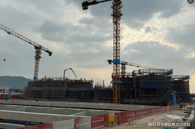 招商领玺四期的花园独具特色与优势。整个小区采用围合式布局(图5)