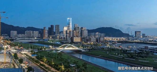 招商领玺四期的花园独具特色与优势。整个小区采用围合式布局(图11)
