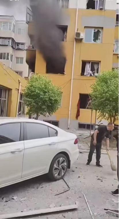 男子清早回家抽烟时引发闪爆多户窗玻璃被震碎；汾阳相关部门：男子受轻伤(图1)