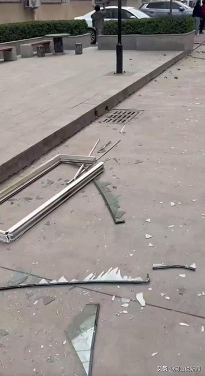 男子清早回家抽烟时引发闪爆多户窗玻璃被震碎；汾阳相关部门：男子受轻伤(图2)