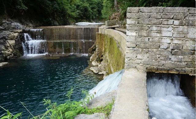 重庆石柱低调的挂壁水渠人工开凿又险又美未经开发旅游慎入(图1)