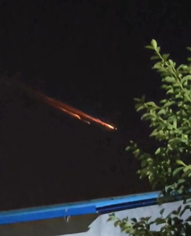 疑惑深夜巨响！不明飞行物！多地网友拍到……(图3)